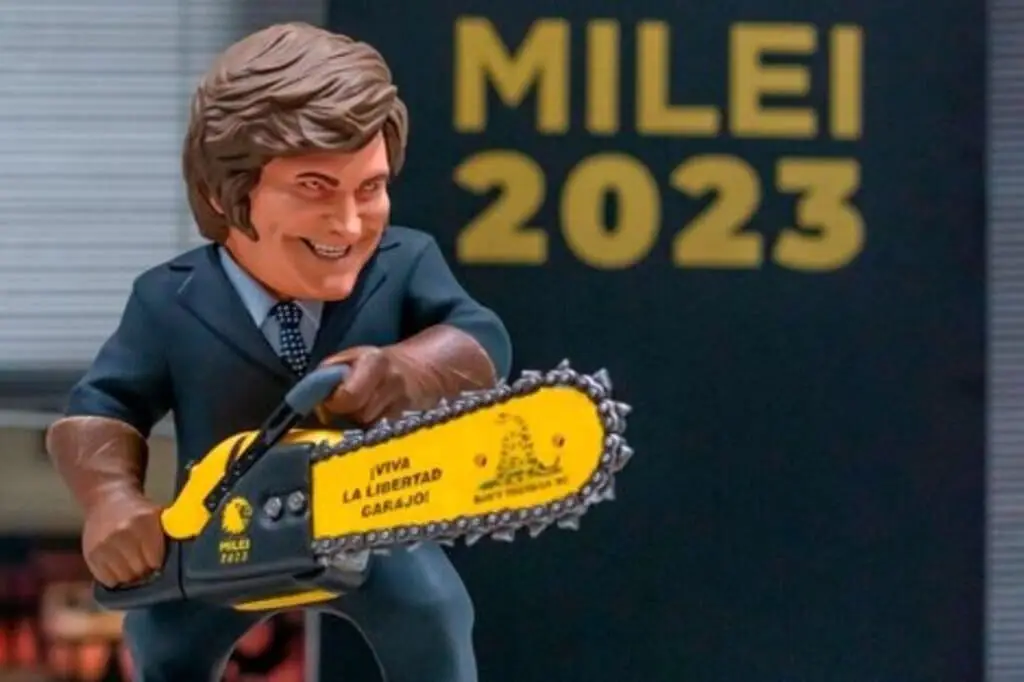 Milei y su motosierra 2023- Motosierra y “Likuadora"