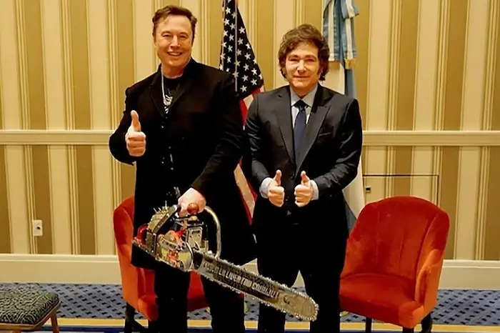 Milei obsequia una motosierra a Elon Musk